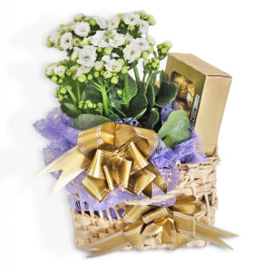 Cesta com flores e chocolate