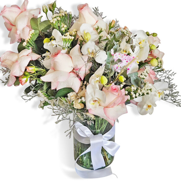Arranjo floral no vaso de vidro, rosas, orquídeas e folhagens
