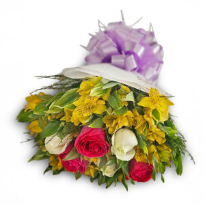 Buquê com 5 rosas e astromélias