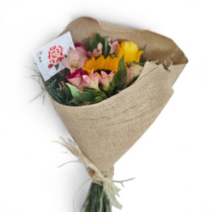 Buquê com embrulho de juta com rosas, girassóis, astromelias