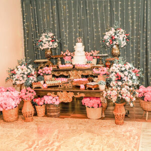 Decoração com flores na mesa