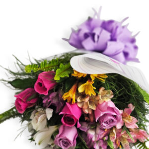 Astromélias com rosas