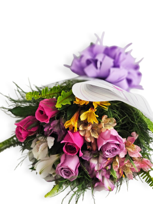 Astromélias com rosas