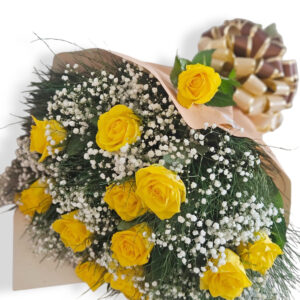 Buquê com 12 rosas amarelas e mosquitinho