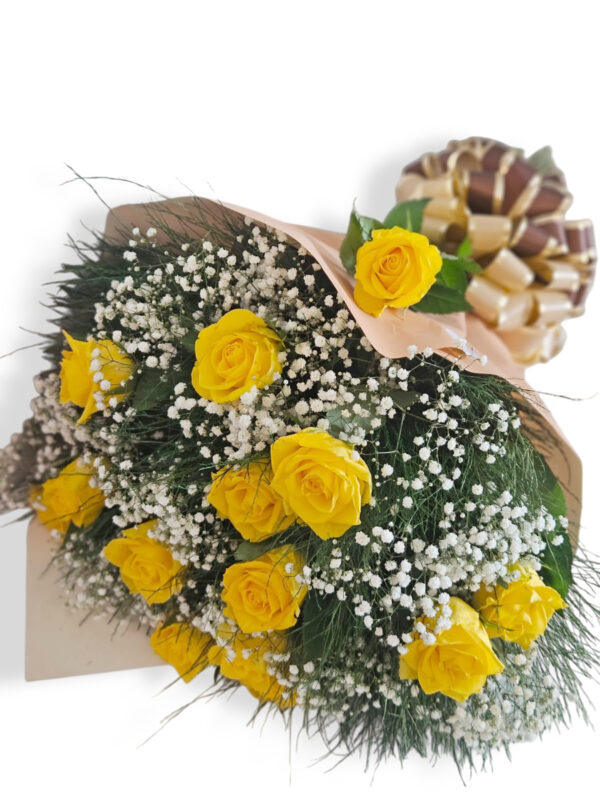 Buquê com 12 rosas amarelas e mosquitinho