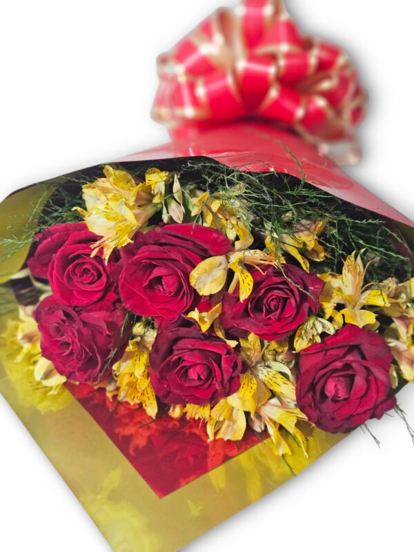 Buquê com 6 rosas vermelhas e astromélias amarelas