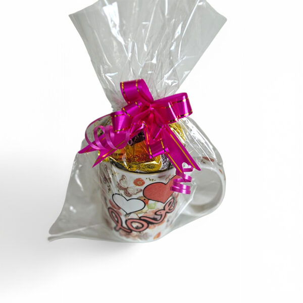 Caneca grande de porcelana com bombons feliz aniversário