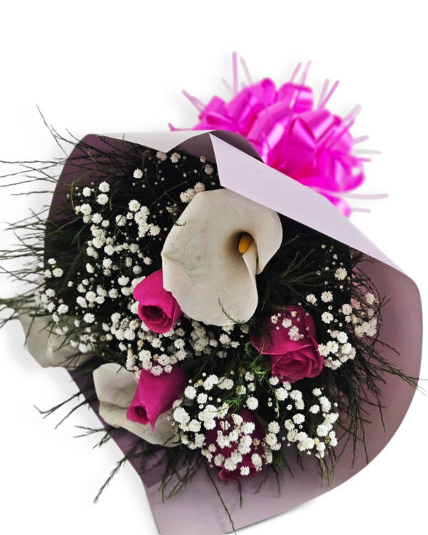 Copo de leite com rosas