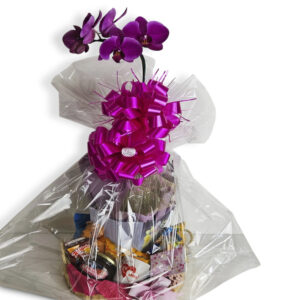 Cesta de café da manhã com caneca e orquídea