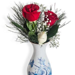 Vaso de porcelana, sujeito a alteração de cor, com 3 rosas, folhagens e mosquitinho