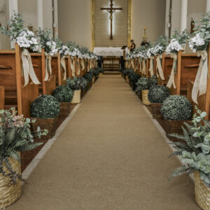 Decoração com flores na igreja para casamento
