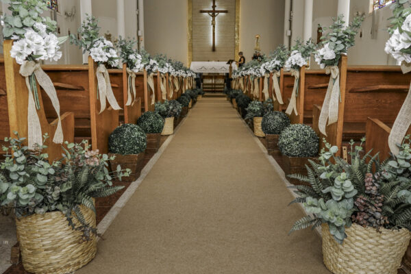 Decoração com flores na igreja para casamento