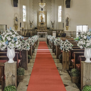 Decoração com flores na igreja para casamento