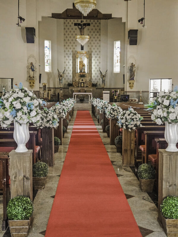 Decoração com flores na igreja para casamento