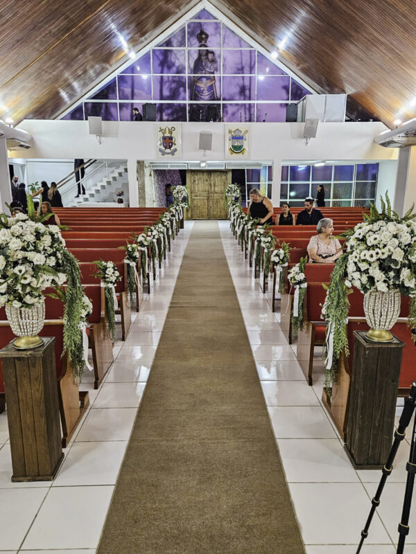 Decoração de igreja com flores
