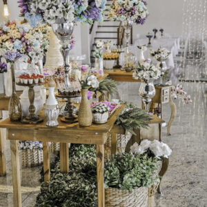 Decoração da mesa do bolo de noiva
