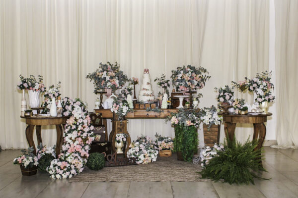 Decoração da mesa do bolo de noiva