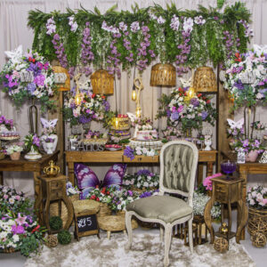 Decoração mesa com flores para aniversários de 15 anos