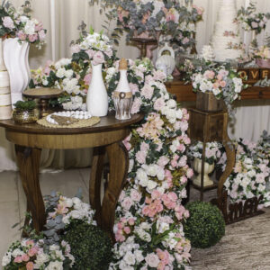 Celebre o Amor com Flores: Decoração de Mesa que Inspira Romantismo