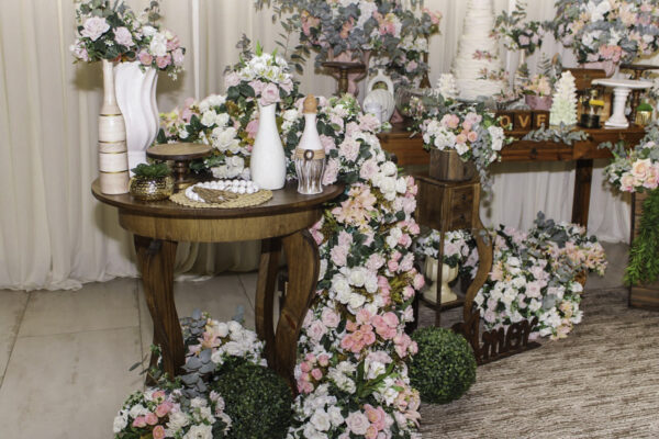 Celebre o Amor com Flores: Decoração de Mesa que Inspira Romantismo