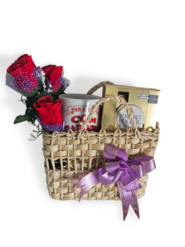 bolsa pequena de palha com rosas artificial, caneca de porcelana e caixa pequena do ferreiro Rocher