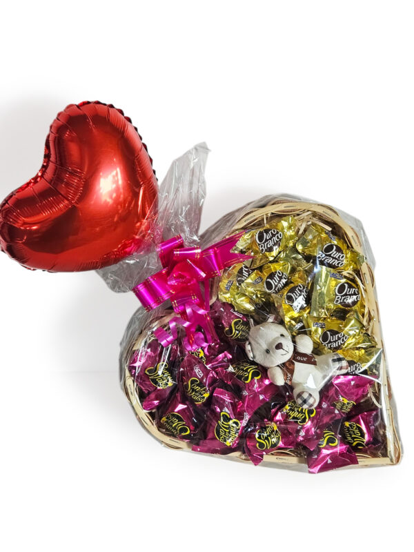 Coração grande de bombons com mine ursinho e balão