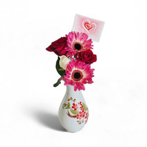 Vaso de porcelana com 2 gérberas e 3 rosas