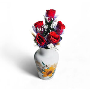 Vaso de porcelana com rosas artificial