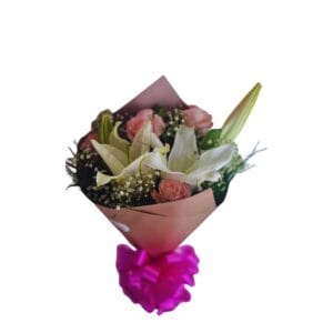 buque de lirios com rosas e mosquitinhos